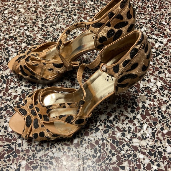 Cheetah print peep toe stilettos - Picture 2 of 3